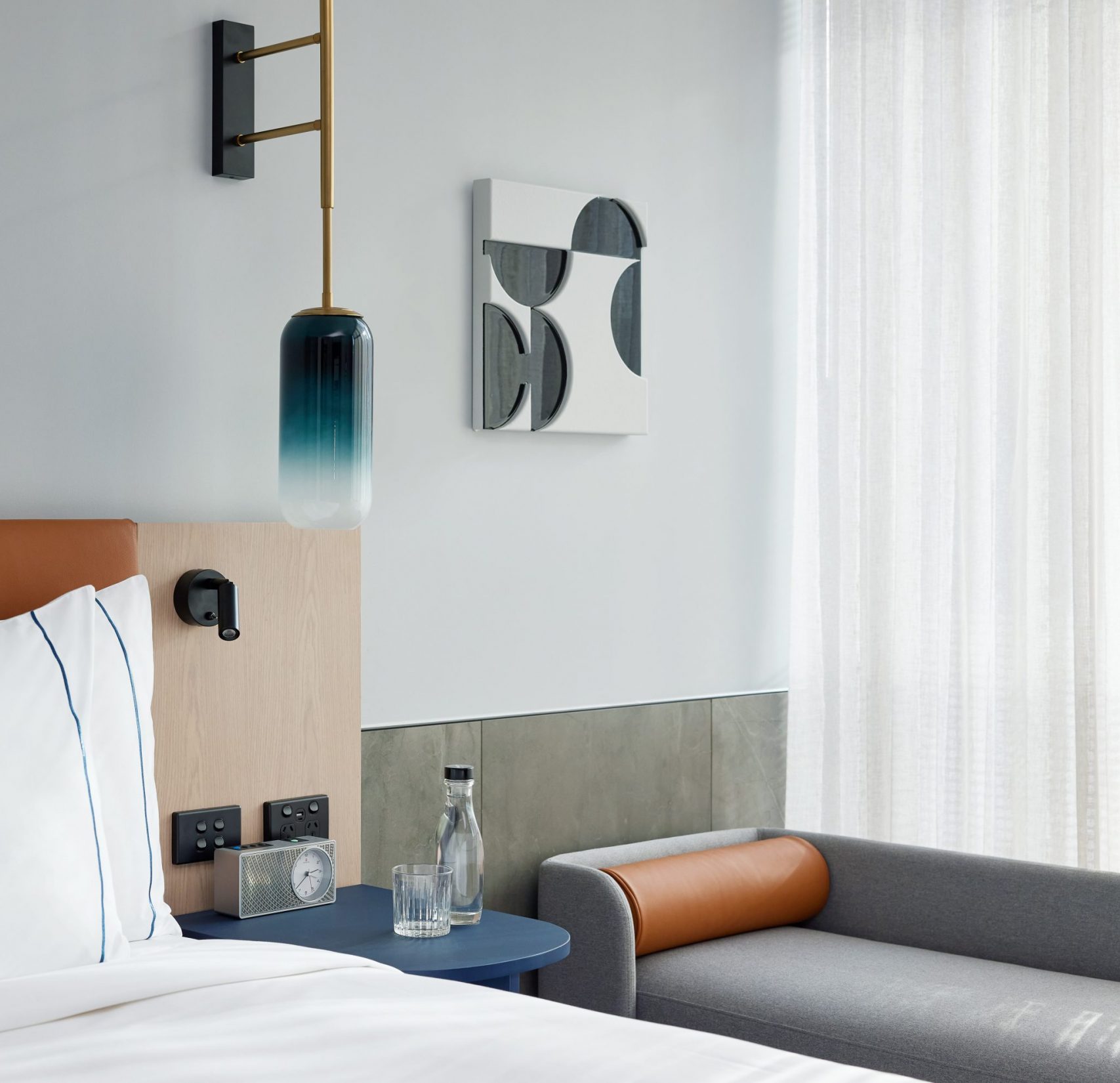 Lanson_Hotelroom_Cameo1_HiRes